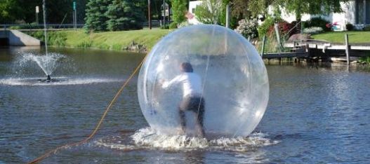 Chodit po vodě? Pokud nemáte sklon působit zázraky, pak je pro vás "waterball" asi jedinou možností. Není to sice tak elegantní jako božská chůze po vlnách, zato si v téhle plastové kouli užijete mnohem víc legrace. Hodinová zábava stojí asi 1600 korun. | Foto: Allegria