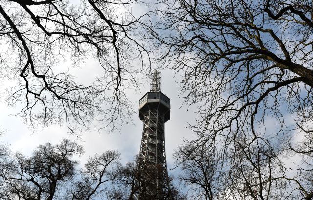 Od 50. let minulého století do roku 2002 byla na špici rozhledny umístěná televizní anténa, která nahradila královskou korunu, a po její instalaci nebylo možné používat tubus pro elektrický výtah. | Foto: ČTK