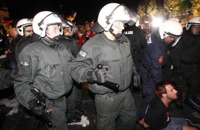 Policisté v Klagenfurtu zasahují proti fanouškům. | Foto: Reuters