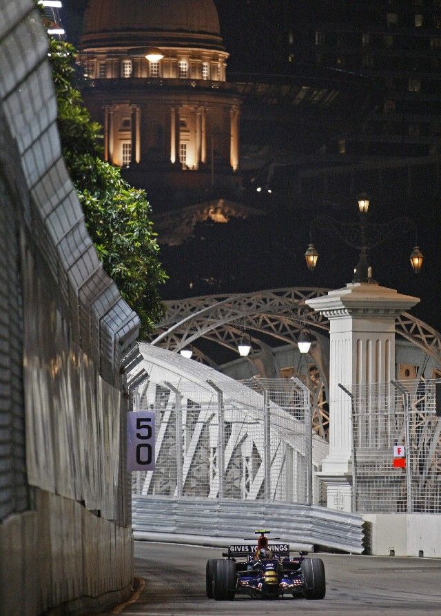 Sebastian Vettel z týmu Toro Rosso v druhém tréninku na Velkou cenu Singapuru. | Foto: Reuters