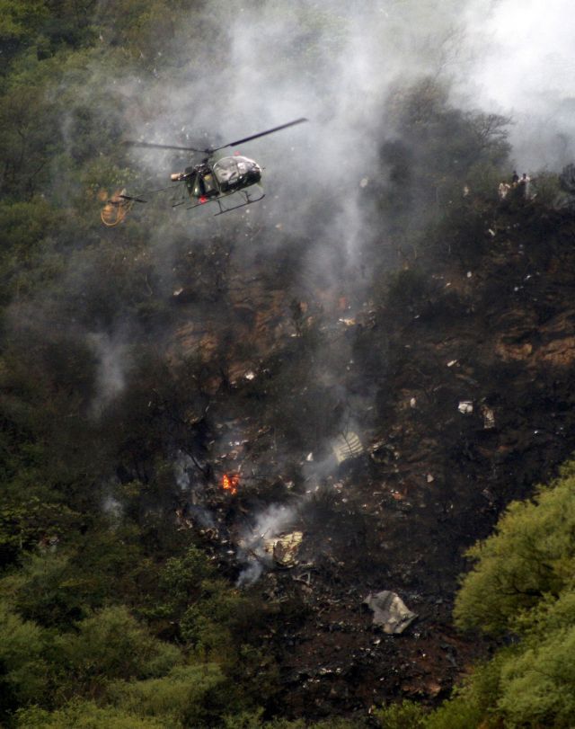 Letadlo havarovalo za silného deště. | Foto: Reuters