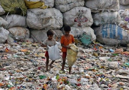 Děti sbírají na skládce v indickém Dilí recyklovatelný odpad | Foto: Reuters