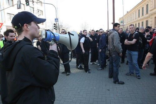 Účastníci pochodu měli sraz před přerovským vlakovým nádražím. Mnozí tam stáli dvě hodiny, než se seřadili a vyrazili do ulic | Foto: Petr Sznapka