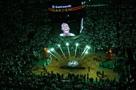 Kevin Garnett hledí z obří obrazovky do potemnělé bostonské haly. | Foto: Reuters