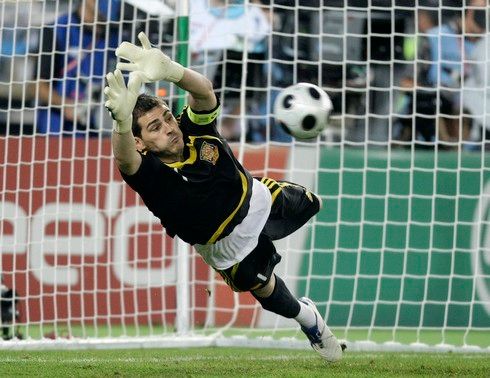 Hrdina. Iker Casillas chytil v penaltovém rozstřelu dva pokusy a výraznou měrou přispěl k postupu do semifinále. | Foto: Reuters