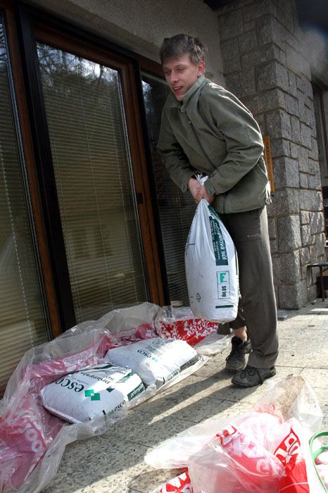 Jan Orlev se do domu na břehu Sázavy v Choceradech nastěhoval na podzim. Měl štestí, voda se zastavila schod pod prahem. Zahradu má ale plnou bahna a dílnu vytopenou - jako téměř všichni u řeky. | Foto: Ondřej Besperát, Aktuálně.cz