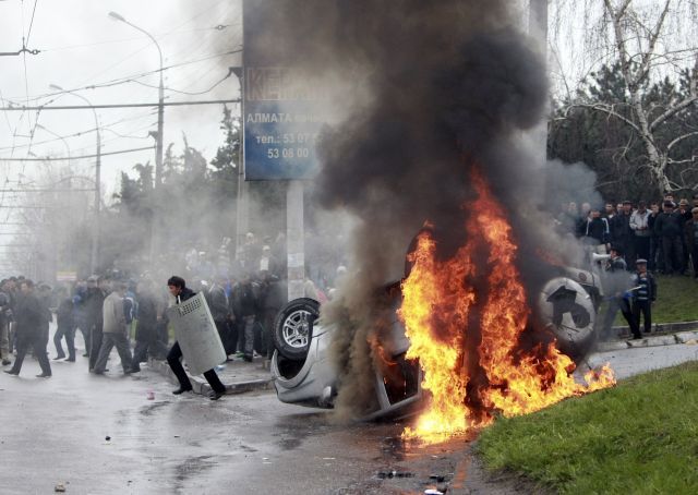 Demonstranti zapalovali na ulicích auta | Foto: Reuters