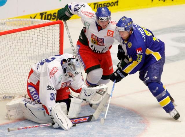 Ve třetí části se musel hodně otáčet český brankář Jakub Śtěpánek, který ovšem za svá záda pustil pouze střelu Omarka. | Foto: Reuters