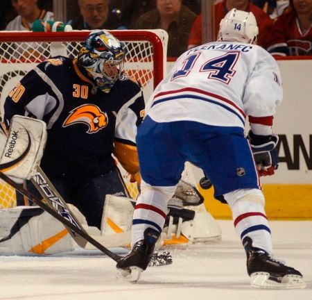 Tomáš Plekanec se neprosadil. Proti byl buffalský brankář Miller. | Foto: Jiří Šidliák, Reuters