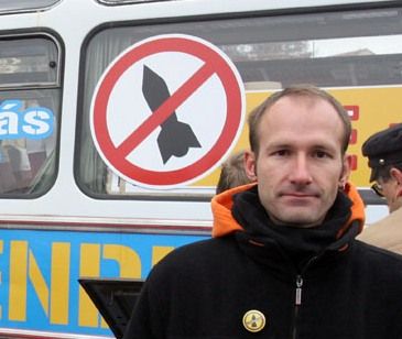 Jan Tamáš u autobusu Nezákladňák. | Foto: Ludvík Hradilek