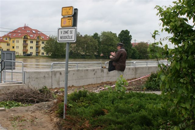 Lidé chodí na nábřeží v Uherském Hradišti a fotí si rozbouřenou řeku | Foto: Tomáš Fránek