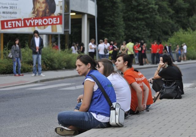 Lidé čekají před vyklizeným obchodním domem | Foto: ČTK