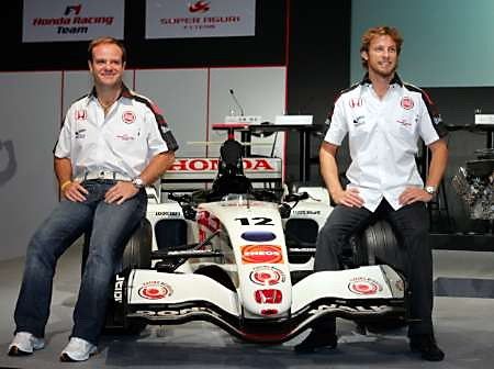 Piloti stáje F1 Honda Rubens Barrichello (vlevo) a Jenson Button při tiskové konferenci v Tokiu. | Foto: Reuters