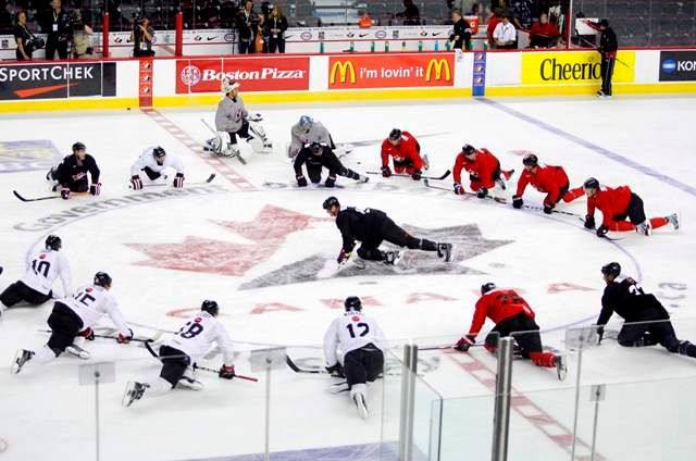 Rozcvička před tréninkem. | Foto: Reuters