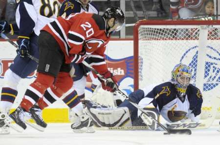 Johan Hedberg v bráně Atlanty čelí nájezdu hráčů NJ Devils | Foto: Reuters