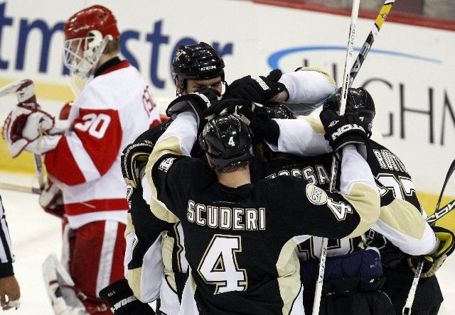 Hokejisté Pittsburghu se radují z gólu Sidneyho Crosbyho do sítě detroitského Chrise Osgooda. | Foto: Reuters