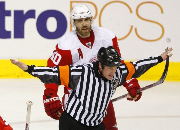 Detroitský brankostroj Henrik Zetterberg. 92 bodů v základní části, 21 v play off. A to mu ještě na snímku rozhodčí jeden z gólů neuznal. | Foto: Reuters