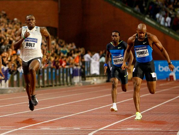 Jamajští sprinteři Usain Bolt (v bílém) a Asafa Powell při sprintu na 100m na Memoriálu Ivo Van Dammeho v Bruselu. | Foto: Reuters