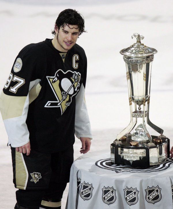 Kapitán Pittsburghu Sidney Crosby s Prince of Wales trophy pro vítěze Východní konference. | Foto: Reuters