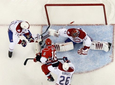 Závar před brankou Jaroslava Haláka | Foto: Sport