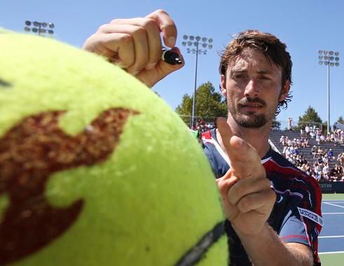 Juan Carlos Ferrero se podepisuje | Foto: Reuters