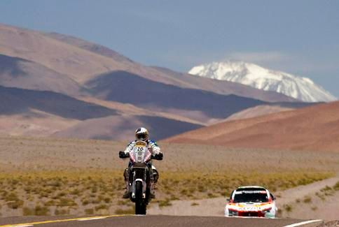 Dakar na silnici-normálně neobvyklý pohled | Foto: Reuters