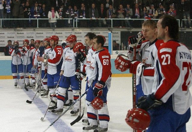 Zklamaní hráči Metallurgu Magnitogorsk po debaklu 0:5 v druhém finálovém zápase proti curyšským Lvům. | Foto: Reuters