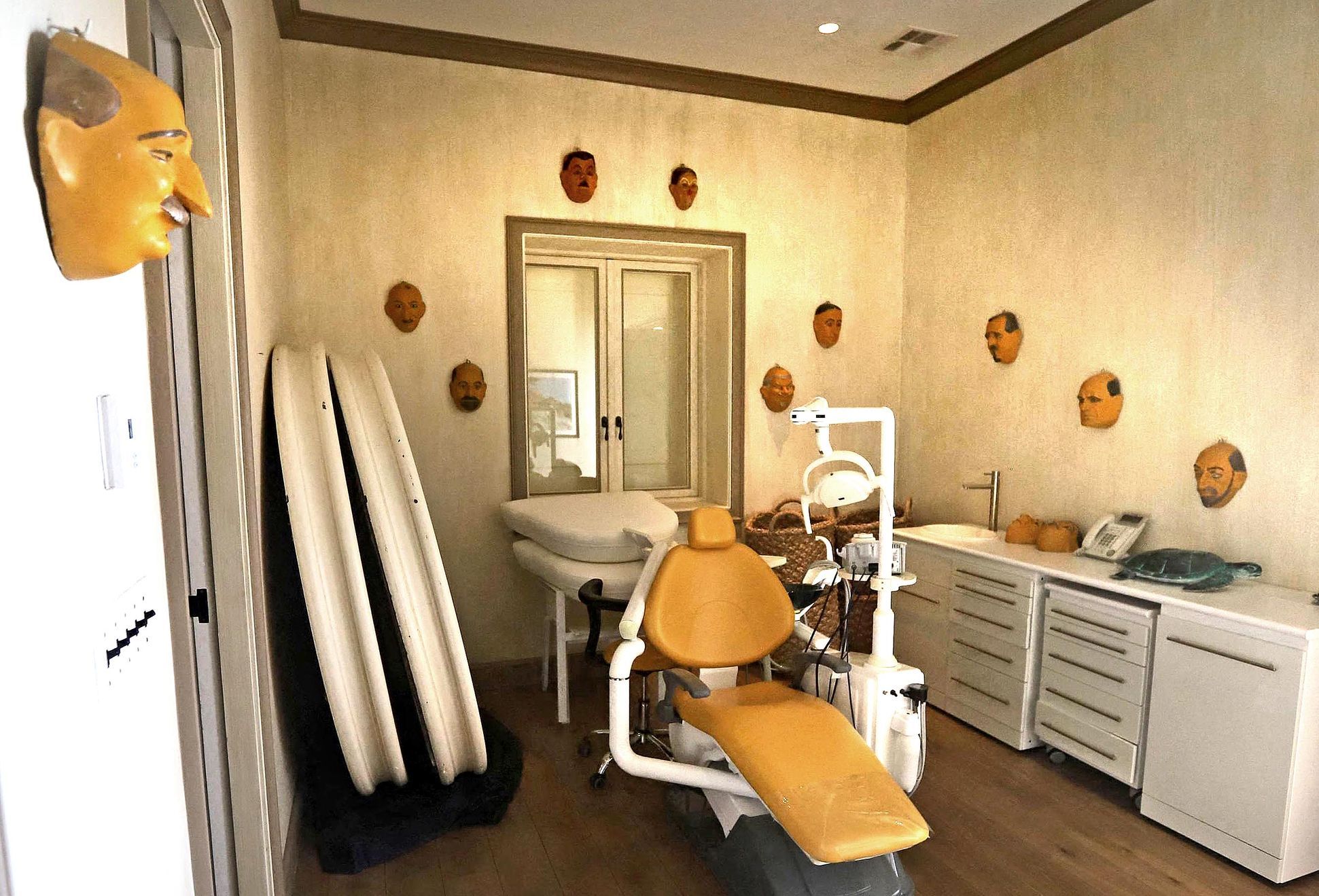 Mocní hosté, mladé oběti: Nové záběry z Epsteinova karibského "ráje"