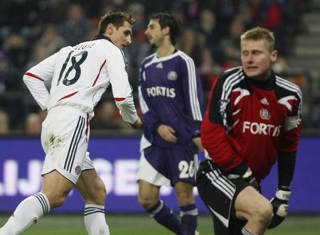 Útočník Bayernu Mnichov Miroslav Klose překonává českého brankáře Daniela Zítku v osmifinále Poháru UEFA | Foto: Reuters