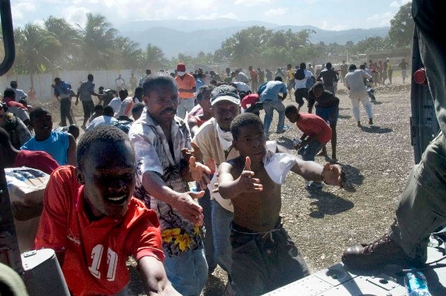 Haiťané se sbíhají pro humanitární pomoc. | Foto: Reuters