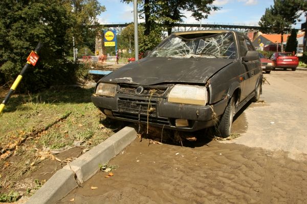 Odpoledne se to nad slovenskými kopci zatáhlo a večer z nich už místy zase lilo. Vysoký a hnědý byl přitom Hron, Váh i Nitra. Handlová teď Slovákům do hlav pověsí otazník, který nás v Čechách a na Moravě trápí přinejmenším od loňské tragédie v novojičínské čtvrti Žilina: kdo bude další? | Foto: Karel Toman