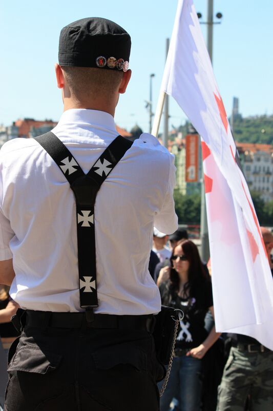 Kšandy s motivy, které nápadně připomínají nacistický hákový kříž. | Foto: Naďa Straková