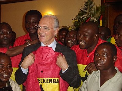 Franz Beckenbauer s ghanskými dětmi. | Foto: DPA