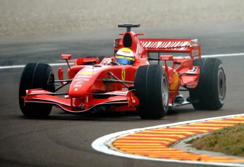 Brazilský jezdec Felipe Massa za volantem nového Ferrari F2007 na testovací tratí ve Fioranu. | Foto: Reuters