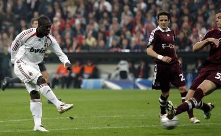 Clarence Seedorf z AC Milán skóruje proti BAyernu Mnichov. | Foto: Reuters