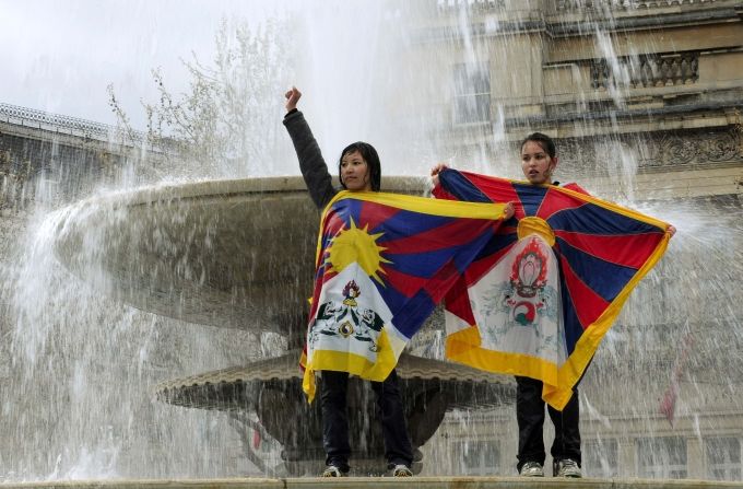 Protibetské demonstrantky i pře nepříliš příznivé počasí vytrvaly ve fontáně na Trafalgar Square celkem dlouho. | Foto: Reuters