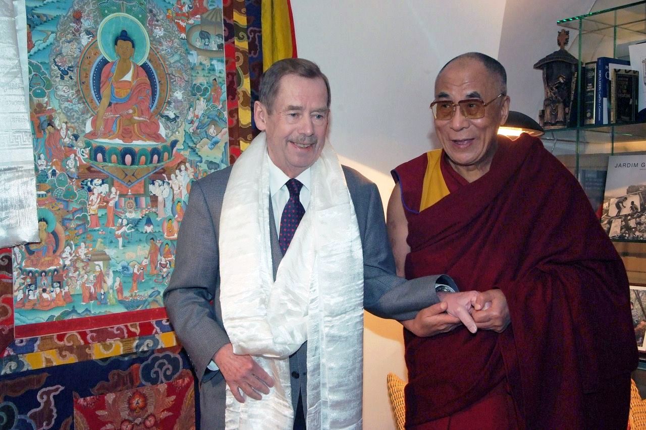 Le Dalaï Lama doit sa popularité en République tchèque à Havel.  Le livre décrit leur relation