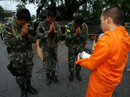 I během vojenského převratu vojáci absolvují pravidelné buddhistické rituály | Foto: Reuters