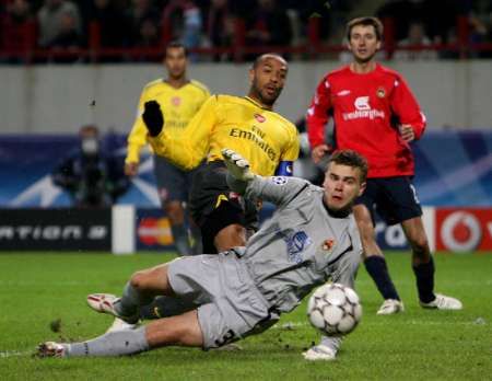 Fotbalista Arsenalu Thierry Henry kope míč podél brankáře CSKA Igora Akinfeeva v zápase skupiny G LM. | Foto: Reuters