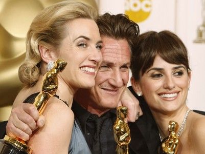 Oscar 2009: držitelé hereckých Oscarů Kate Winsletová, Sean Penn a Penelope Cruz. Za mrtvého Heathe Ledgera cenu převzali rodiče a sestra | Foto: Reuters