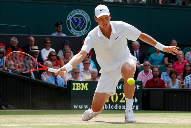 Tomáš Berdych při vítězném zápase čtvrtfinále nad Rogerem Federerem. | Foto: Reuters