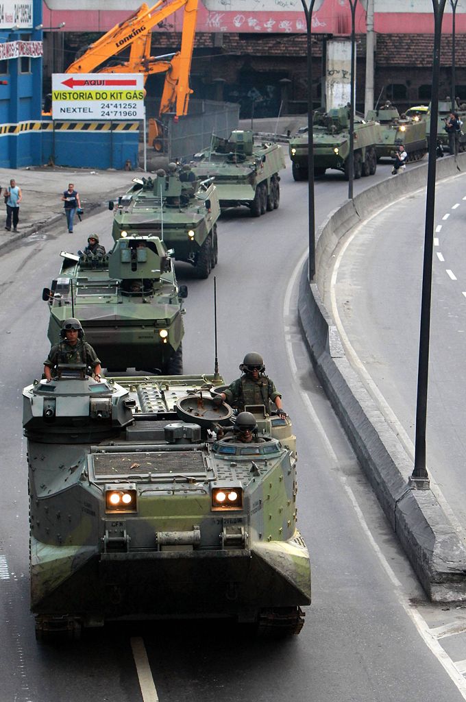 Bildnummer: 59295815 Datum: 04.03.2013 Copyright: imago/Xinhua (130303) -- RIO DE JANEIRO, March 3, 2013 (Xinhua) -- Soldiers on tanks attend to a special operation at the Caju favela in northern Rio de Janeiro, Brazil, on March 3, 2013. A thousand agents of the Civil and Military Police, 200 Navy agents and at least one helicopter took part in the operation to expel drug traffickers from the area, according to the local press. (Xinhua/AGENCIA ESTADO) BRAZIL OUT BRAZIL-RIO DE JANEIRO-OPERATION PUBLICATIONxNOTxINxCHN Gesellschaft BRA Razzia Drogenrazzia Slum Militär Panzerfahrzeug xns x0x 2013 hoch premiumd 59295815 Date 04 03 2013 Copyright Imago XINHUA Rio de Janeiro March 3 2013 XINHUA Soldiers ON Tanks attend to a Special Operation AT The Favela in Northern Rio de Janeiro Brazil ON March 3 2013 a Thousand Agents of The Civil and Military Police 200 Navy Agents and AT least One Helicopter took Part in The Operation to Expel Drug from The Area According to The Local Press XINHUA Agencia Estado Brazil out Brazil Rio de Janeiro Operation PUBLICATIONxNOTxINxCHN Society BRA Raid Drug raid Slum Military Armored vehicle xns x0x 2013 vertical premiumd | Foto: ČTK