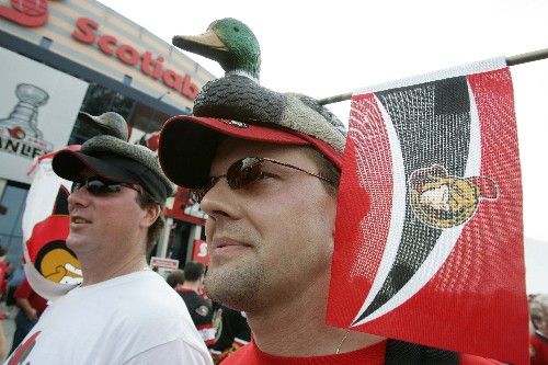 Někteří fanoušci Ottawy se před třetím zápasem finálové série NHL vyzdobili i symbolem soupeře z Anaheimu. | Foto: Reuters