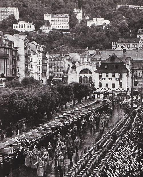 Do obsazených Karlových Varů se osobně přijel podívat i Adolf Hitler (na čele průvodu v centru města) | Foto: Vojenský historický archiv