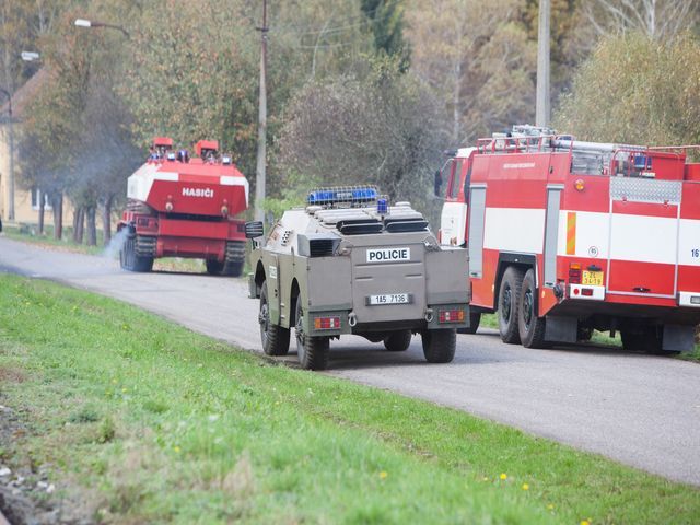 Pohyb v okolí skladu je stále nebezpečný. | Foto: Policie ČR