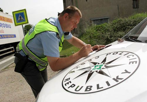 Policista vypisuje pokutu. | Foto: Aktuálně.cz