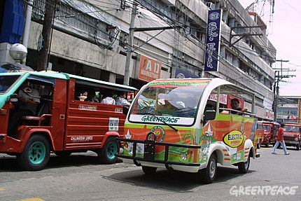 Nový vedle starého. V ulicích Bacolodu je od pátku vedle tradičních jeepneyů s dieselovým pohonem k vidění také jejich elektrický bratříček | Foto: Greenpeace