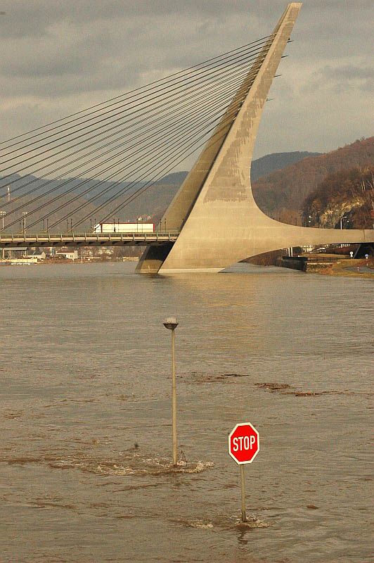 Jedna z dominant Ústí nad Labem - Mariánský most se pod přívaly vody drobně chvěje. | Foto: Topí Pigula