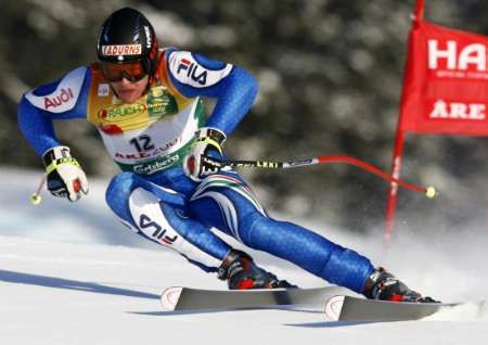 Ital Patrick Staudacher na trati superobřího slalomu na MS ve švédském Aare, kde získal překvapivý titul mistra světa. | Foto: Reuters