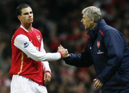 Gratulace Arsena Wengera Jeremy Aliadierovi | Foto: Reuters